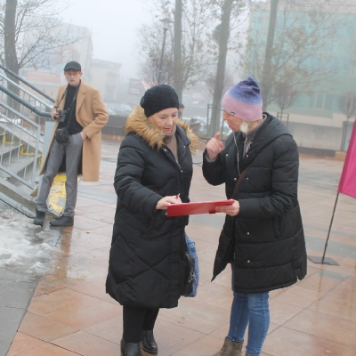 Małgorzata Ziemnicka w akcji zbierania podpisów